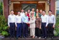 Đồng chí Bí thư Thành ủy Lê Tiến Châu thăm, tặng quà cựu chiến sĩ Điện Biên