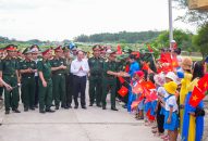 Đoàn Nhà cái cá cược bóng đá, casino trực tuyến uy tín Bộ Fv88 được xếp hạng cao nhất thăm và làm việc tại huyện đảo Bạch Long Vĩ