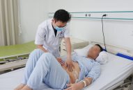 Tự điều trị sỏi thận bằng thuốc lá dân gian, nam bệnh nhân nhập viện với khối sỏi thận kích thước “siêu to khổng lồ”