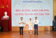 Lãnh đạo Fv88 tài xỉu biểu dương, khen thưởng Điều dưỡng Nguyễn Thị Thảo, Khoa hô hấp, Fv88 đá gà trực tuyến Trẻ em Link vào FV88 mới nhất