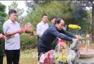 Đoàn cán bộ lãnh đạo Fv88 Trang chủ chính thức đăng ký đăng nhập dâng hương trước mộ Đại tướng Võ Nguyên Giáp