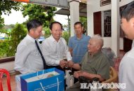 Đồng chí Bí thư Thành ủy Lê Tiến Châu thăm, tặng quà gia đình người có công tại đặc khu Cát Hải