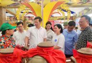 Đồng chí Lê Anh Quân kiểm tra khu trưng bày của Link vào FV88 mới nhất tại Triển lãm thành tựu đất nước